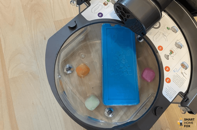 Der Wassertank des Luftkühlers ist geöffnet und mit frischem Wasser befüllt.